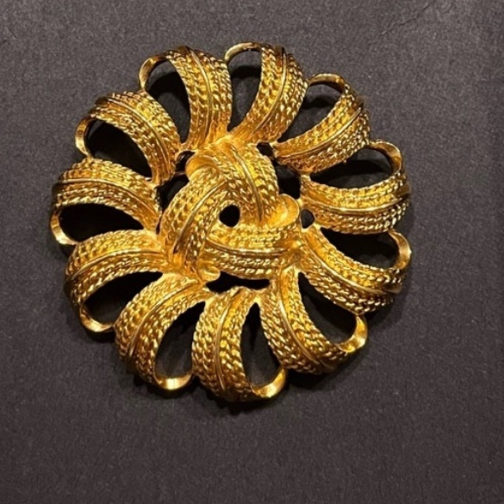 Vintage Monet Brooch. Gold tone. Swirl design
Unique. Feminine. Bold.